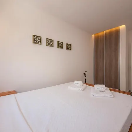 B38 - Tamar & Patio Apartment Lagos